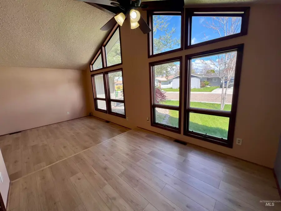 1852 NW 5th Ave, Ontario, OR 97914 - #3