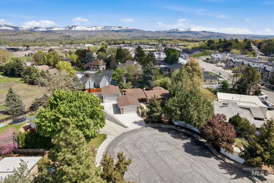 7840 W Crestwood Dr, Boise, ID 83704 - #2