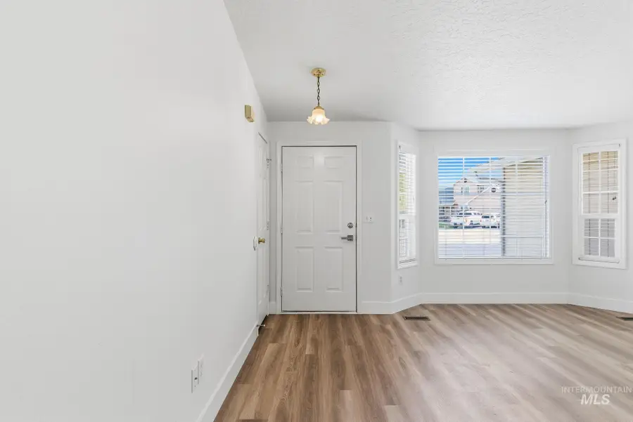 718 W Redwood Ln, Nampa, ID 83651 - #3