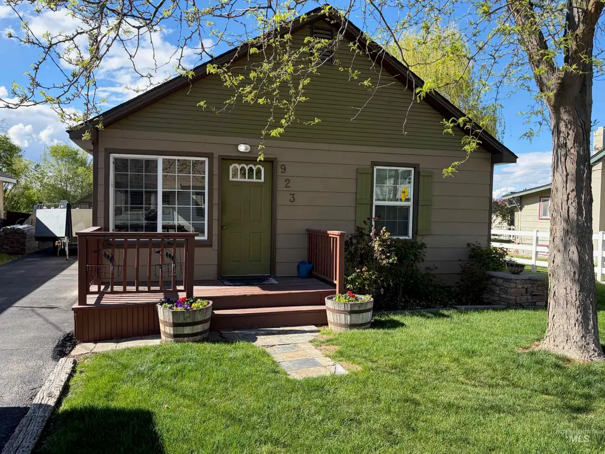 923 N 10th Ave, Nampa, ID 83651 - #1