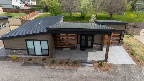 362 W London St, Middleton, ID 83644