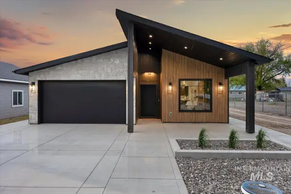 107 3rd St, Declo, ID 83323