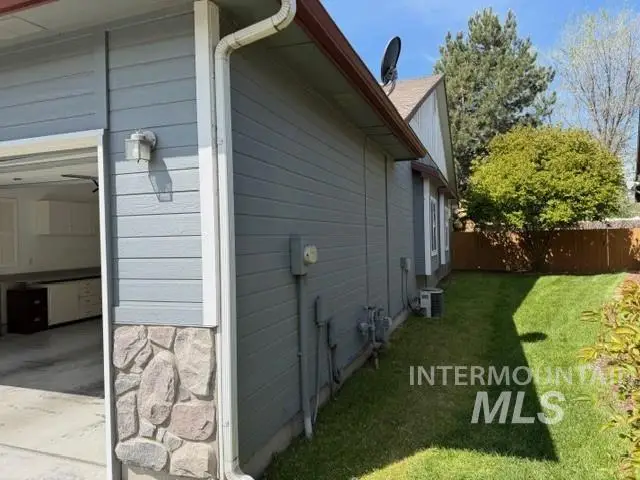6043 N Castleton Ln, Garden City, ID 83714 - #3