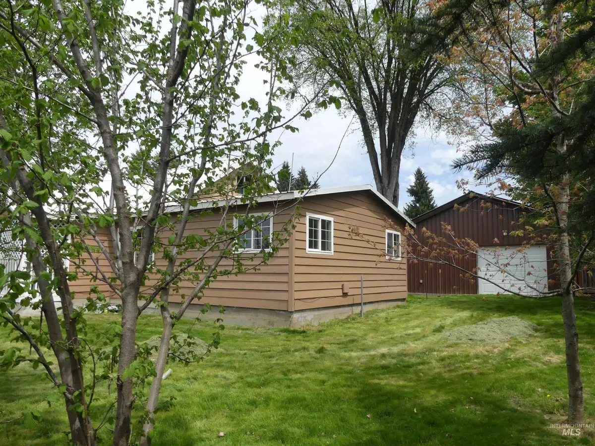 207 E 1 St Ave, Weippe, ID 83553 - #1