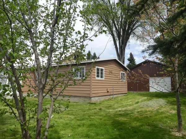 207 E 1 St Ave, Weippe, ID 83553
