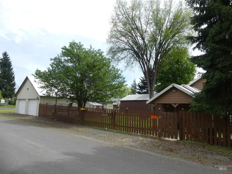 207 E 1 St Ave, Weippe, ID 83553 - #2