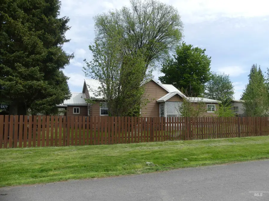 207 E 1 St Ave, Weippe, ID 83553 - #3
