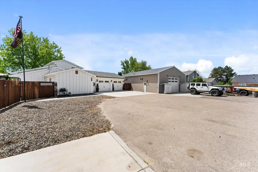 821 S Cove Ln, Nampa, ID 83686 - #3