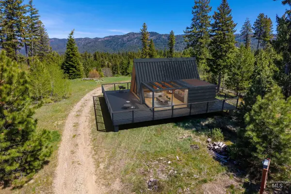 9 Urban Ln, Cascade, ID 83611