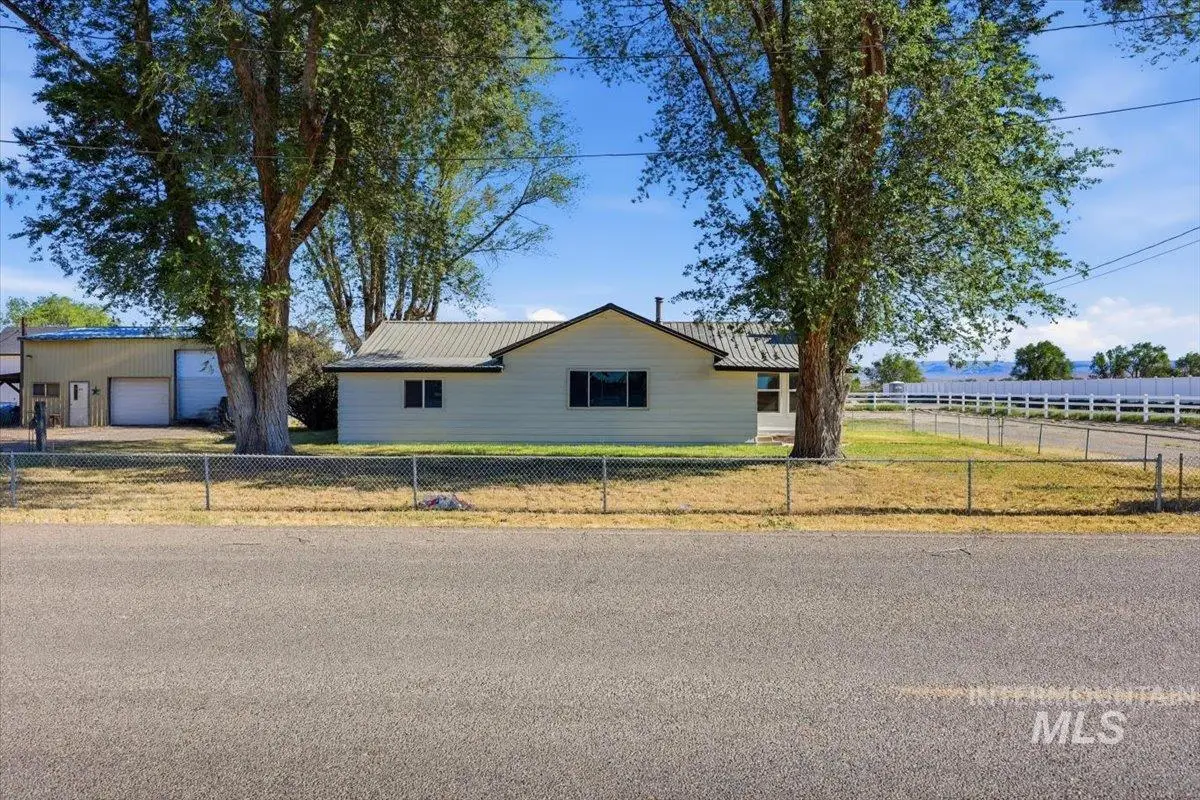 956 SE Hamilton Rd, Mountain Home, ID 83647 - #1