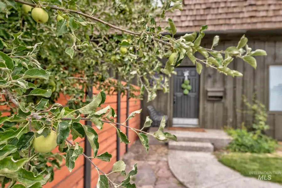 61 SW 4th St, Ontario, OR 97914 - #3
