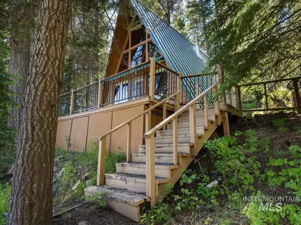 3 Lyons Lane, Smiths Ferry, ID 83611