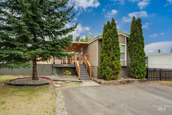 411 N Almon St #615, Moscow, ID 83843