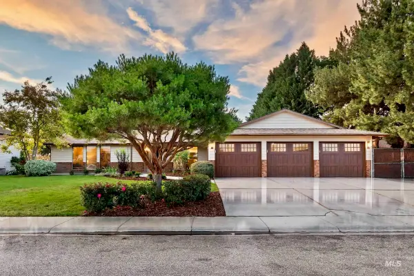11190 W Hummingbird Dr, Boise, ID 83709