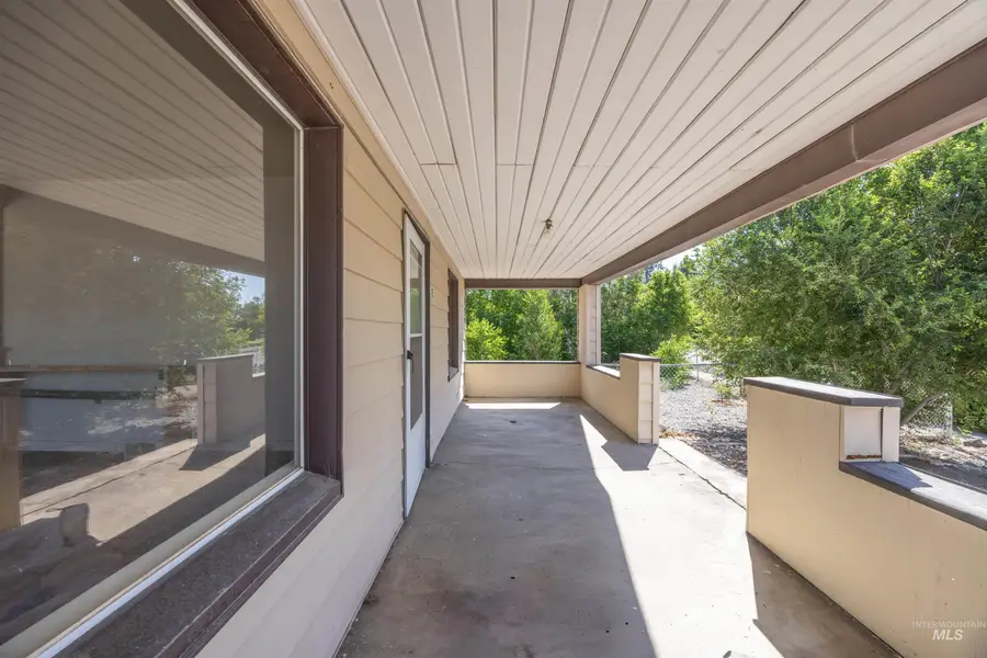 8 E Arthur Ave, Glenns Ferry, ID 83623 - #2