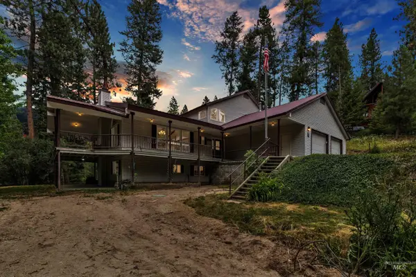 9 Twilight Dr, Garden Valley, ID 83622