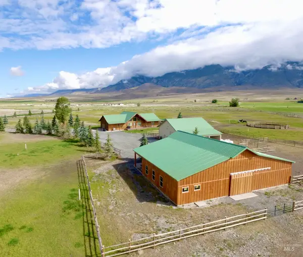 181 Crows Nest Loop, Mackay, ID 83251