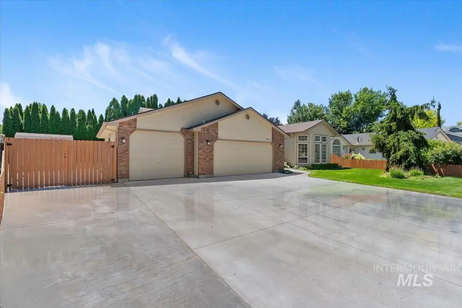 3983 W Blue Creek Dr, Meridian, ID 83642 - #3