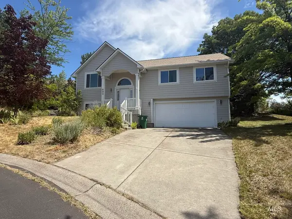 890 Stefany Lane, Moscow, ID 83843
