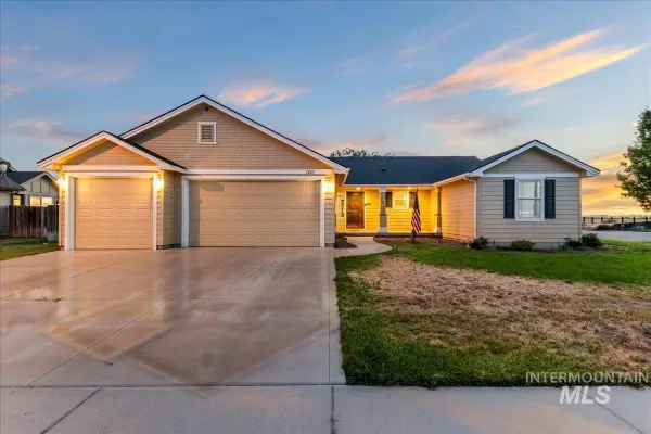 1225 Sw Rolling Hills Ave, Mountain Home, ID 83647