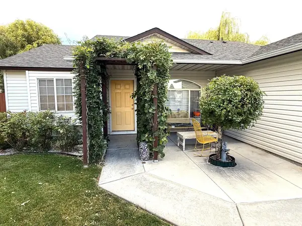 332 W Mule Ct, Kuna, ID 83634
