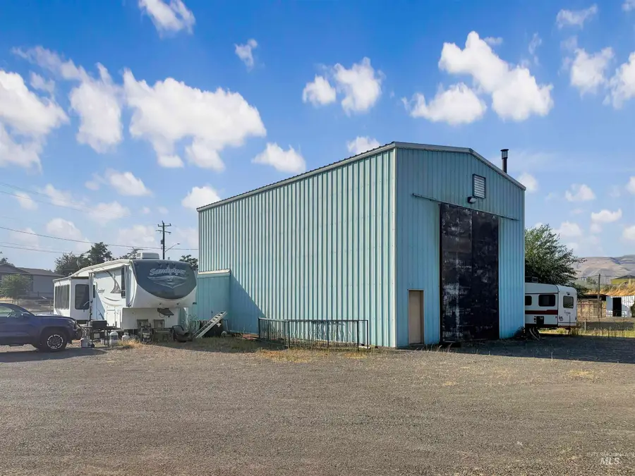 1917 13th St, Clarkston, WA 99403 - #2