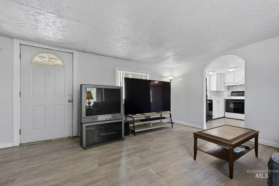 1237 W Fleetwood Ln, Boise, ID 83706 - #3