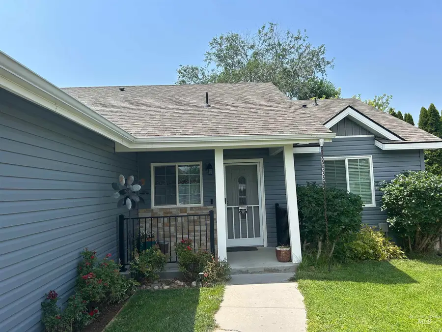 825 S Bonneville Drive, Nampa, ID 83686 - #2