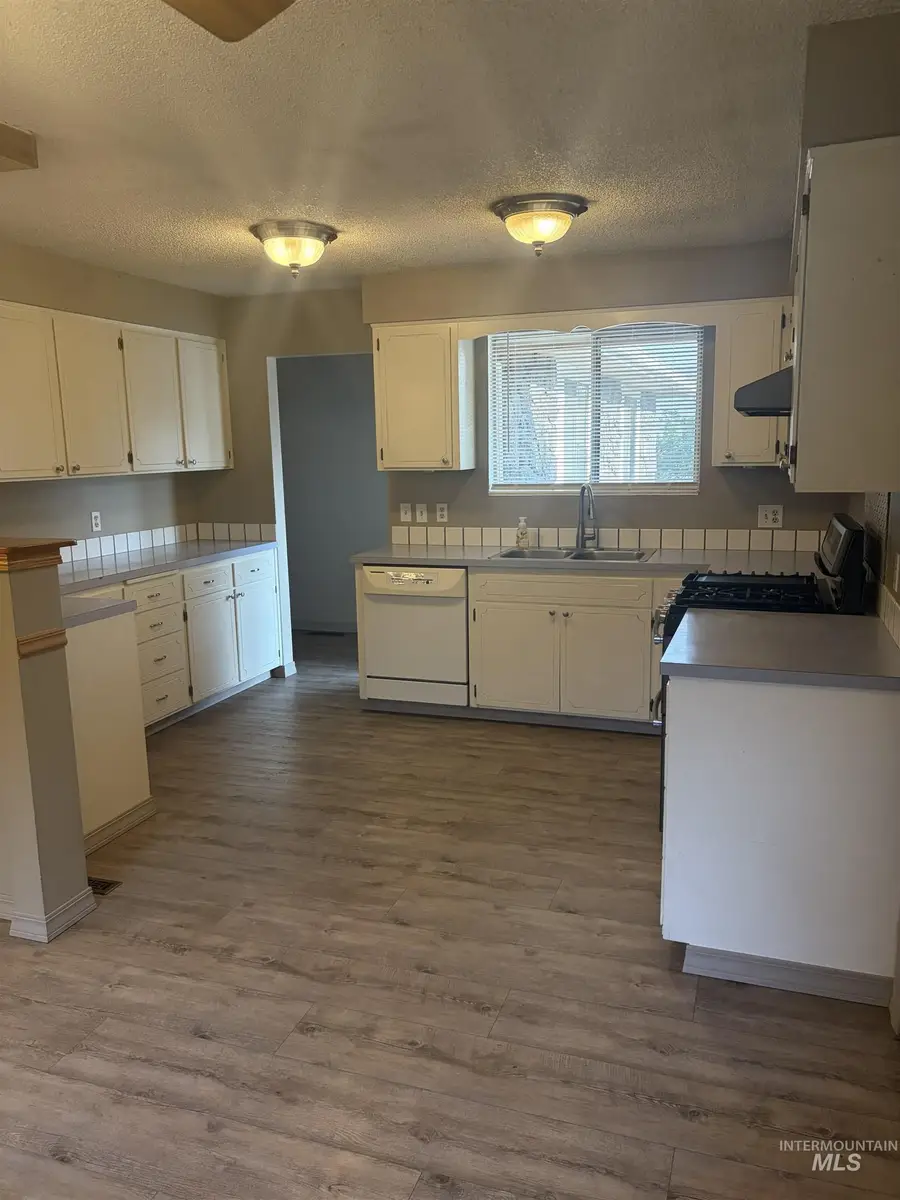 3314 Meadowlark Dr., Lewiston, ID 83501 - #3