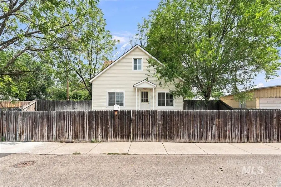 212 Ne 2nd St, Meridian, ID 83642 - #2