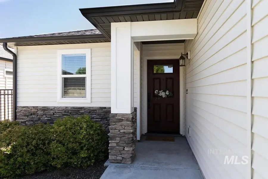 2046 S Hills Ave, Meridian, ID 83642 - #2