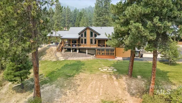 18 Creek Hollow Dr, Garden Valley, ID 83622