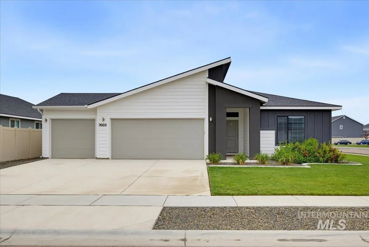 7669 E Flyway St, Nampa, ID 83687 - #1