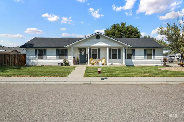 911 Jonathan St, Fruitland, ID 83619