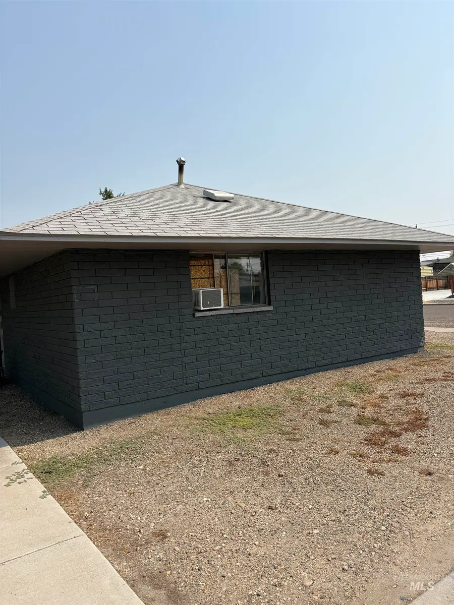 411 NW 1st Street, Ontario, OR 97914 - #2