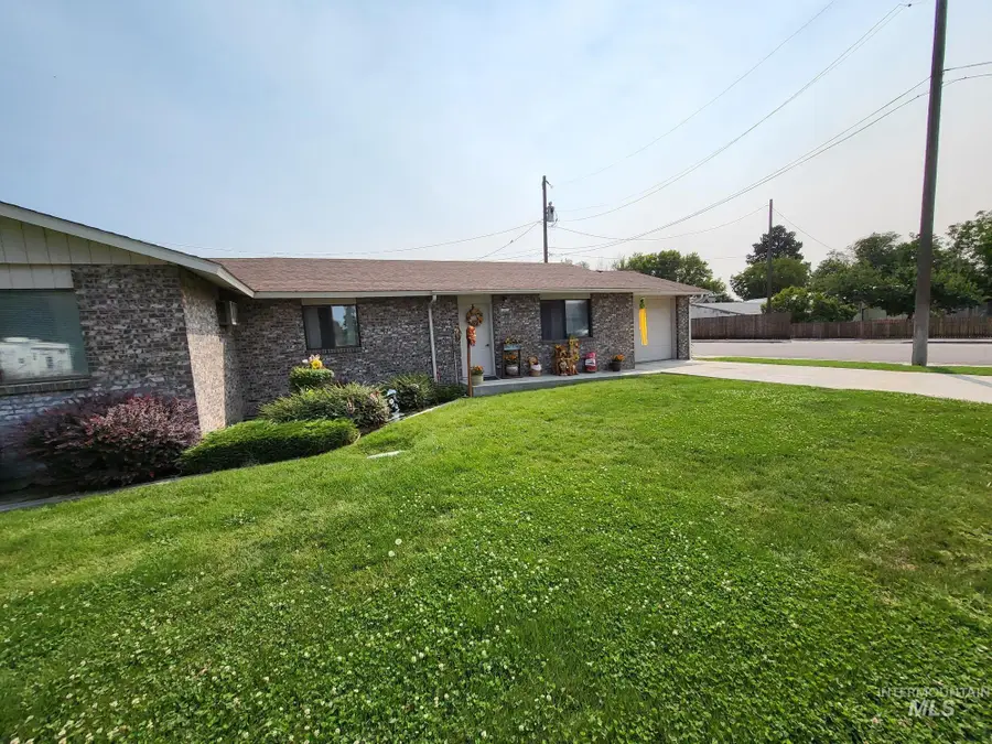 210 N Park Ave, Fruitland, ID 83619 - #3