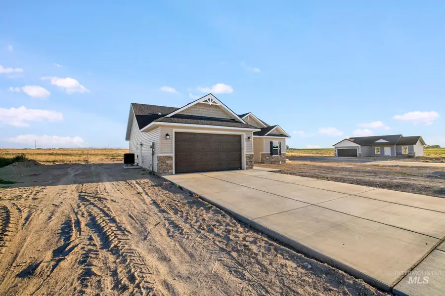 290 Locust St, Hazelton, ID 83335 - #2