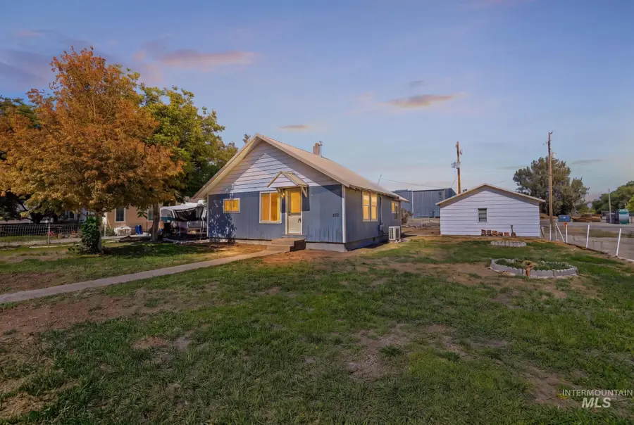 202 W Midway St, Filer, ID 83328 - #2