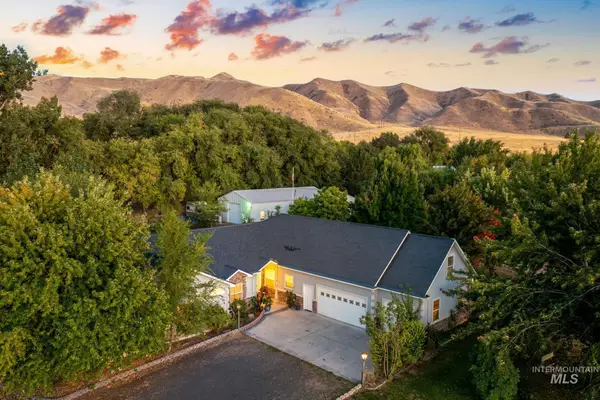 3163 E Locust St, Emmett, ID 83617