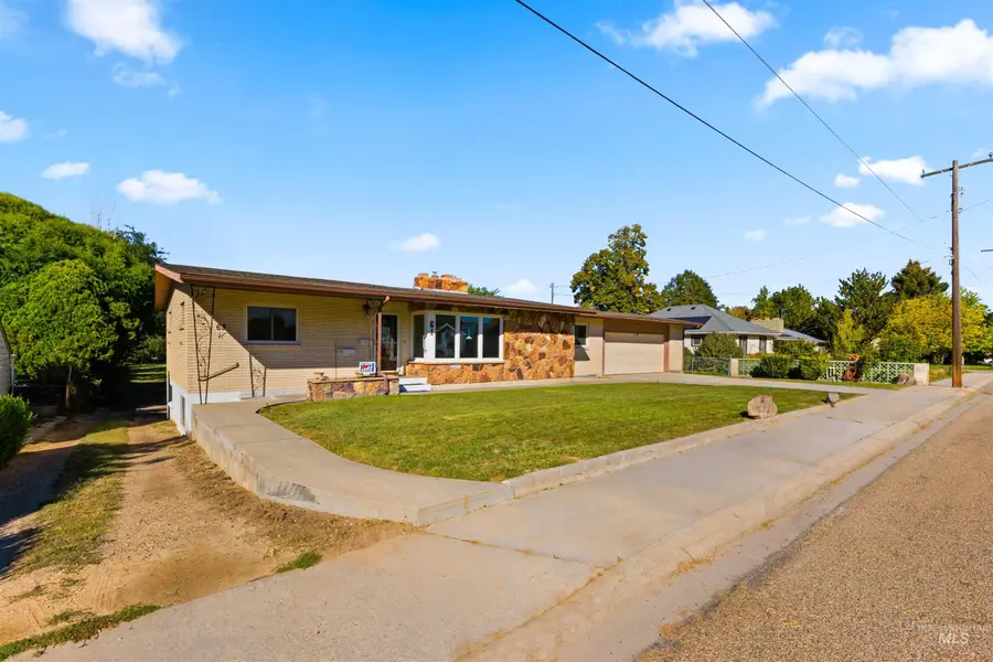 61 S Canyon St, Nampa, ID 83651 - #3