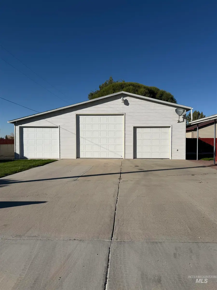 300 N Burton Ave, Burley, ID 83318 - #2