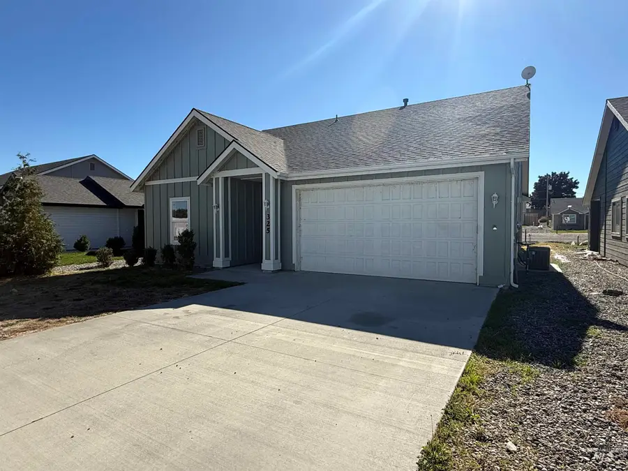 325 W Nevada Ave, Homedale, ID 83628 - #2