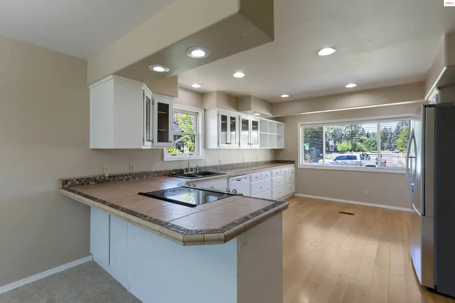 207 S Lincoln Ave, Sandpoint, ID 83864 - Image #2