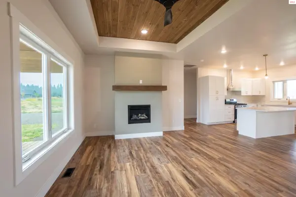 24 Beulah Pl, Moyie Springs, ID 83845