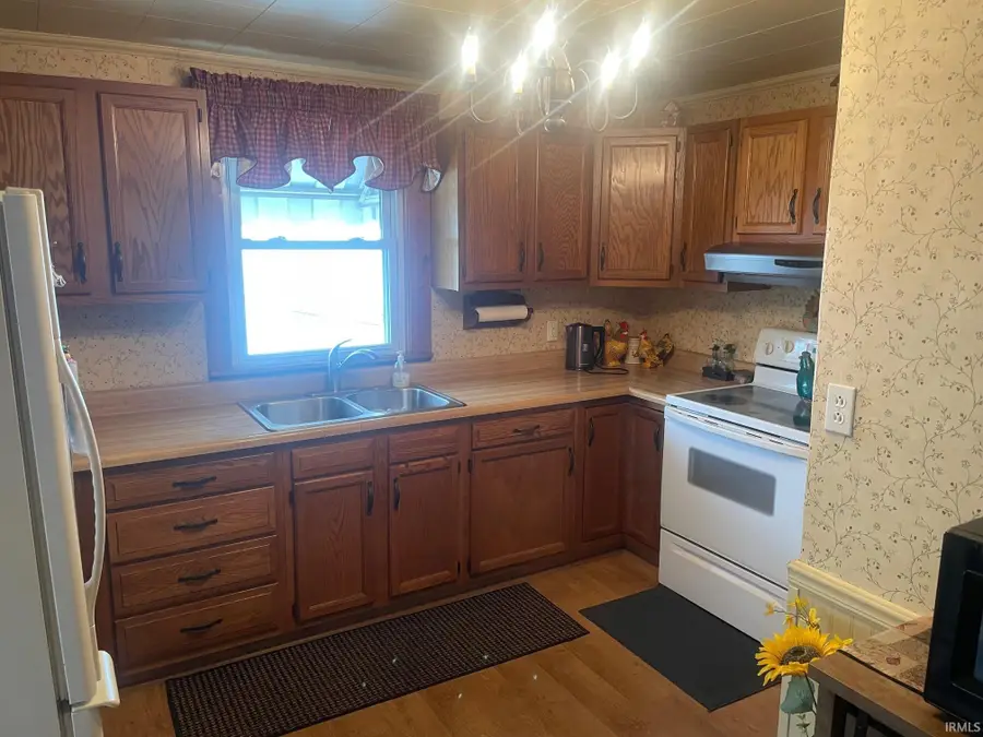 212 S Michigan Street, La Paz, IN 46537 - Image #2