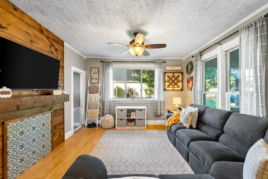 206 E Church Street, Pierceton, IN 46562 - Image #3