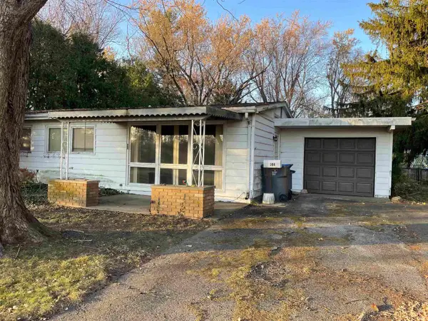 304 E Pickwick Drive, Syracuse, IN 46567