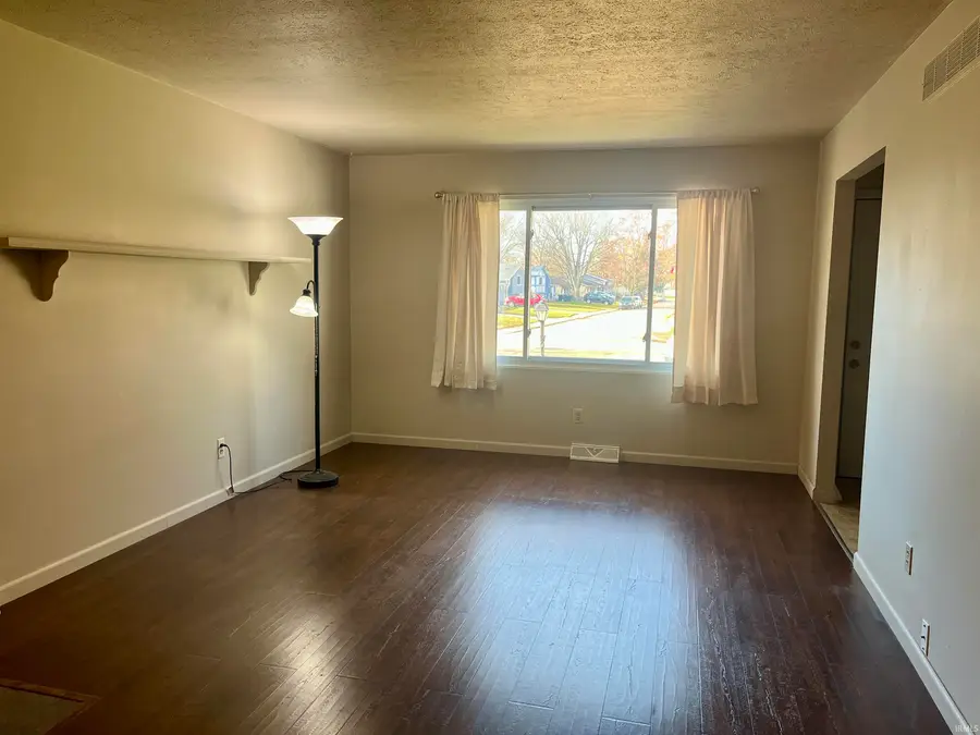 5002 Heather Lane, South Bend, IN 46614 - Image #3