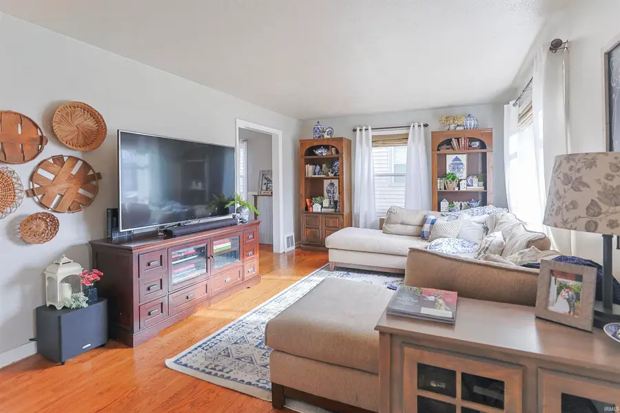 910 W Lawrence Street, Mishawaka, IN 46545 - Image #2