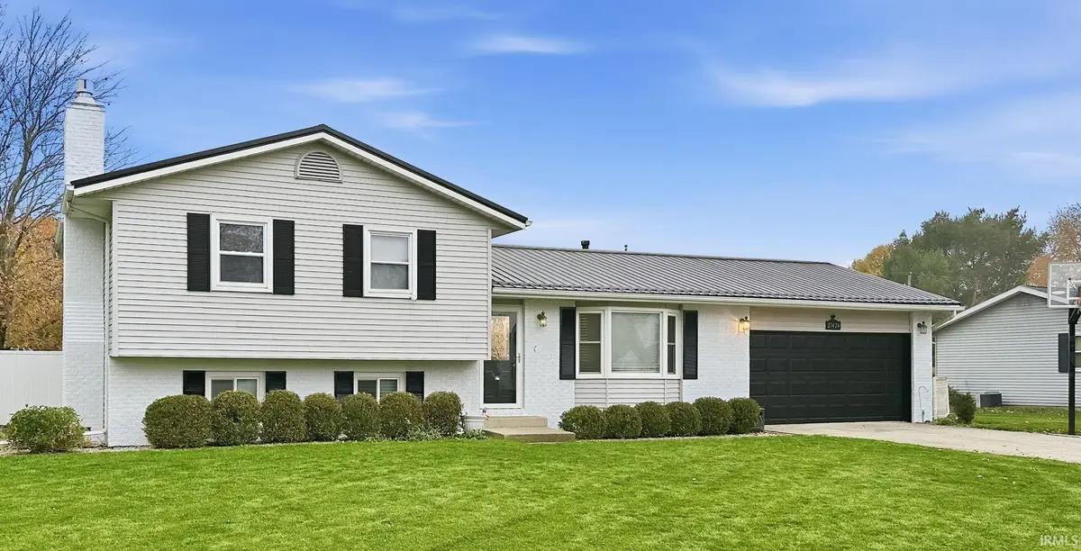 27424 Lamplighter Ln, Elkhart, IN 46514 - Image #1